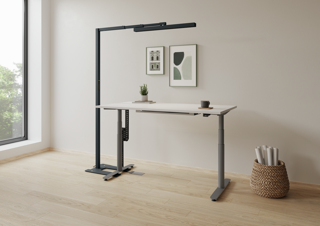 Elektrisch höhenverstellbarer Schreibtisch mit dunklem Gestell