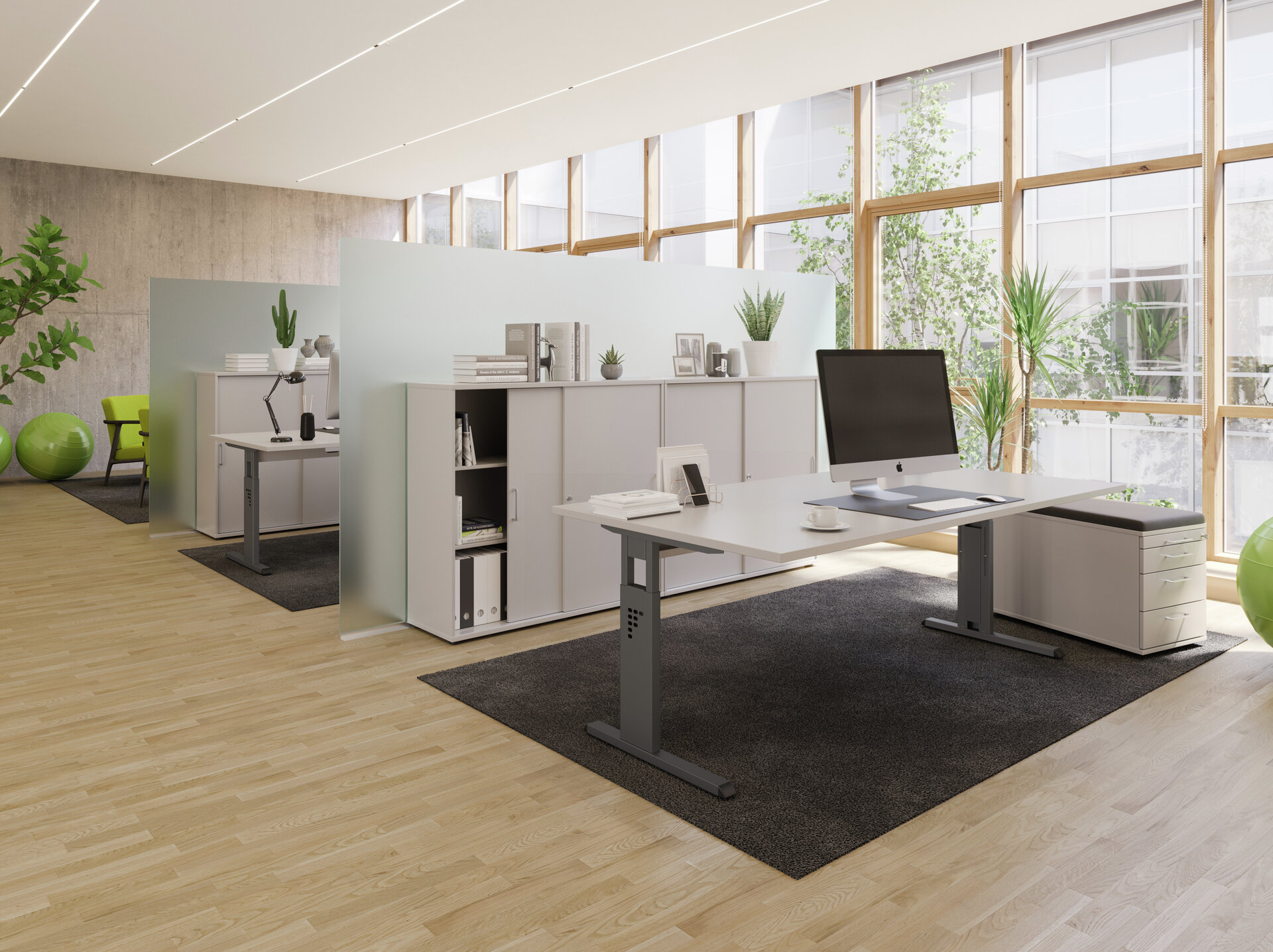 Moderner Arbeitsplatz mit Stehschreibtisch, Wandschrank und Trennwand