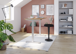 Kompakter Steharbeitsplatz im Homeoffice