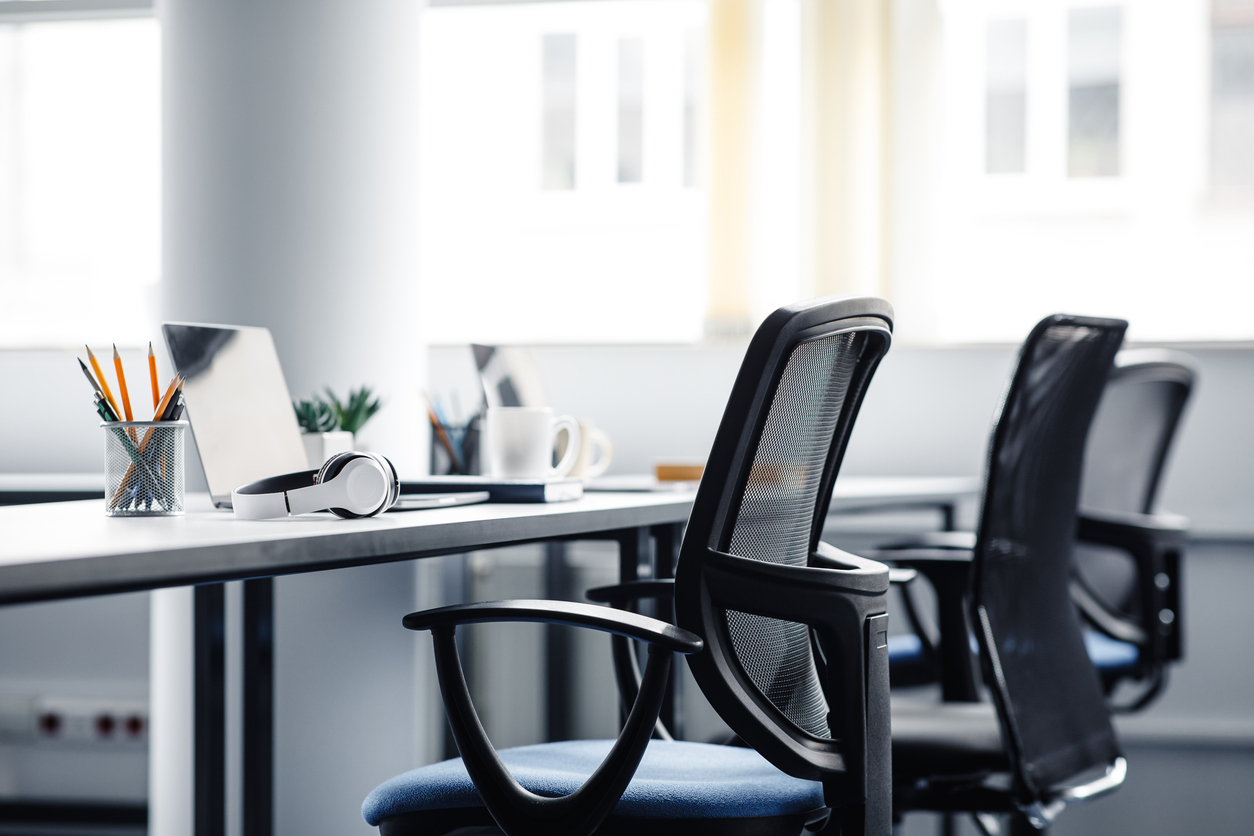 Heller Büroarbeitsplatz mit ergonomischen Bürostühlen und Schreibtischen