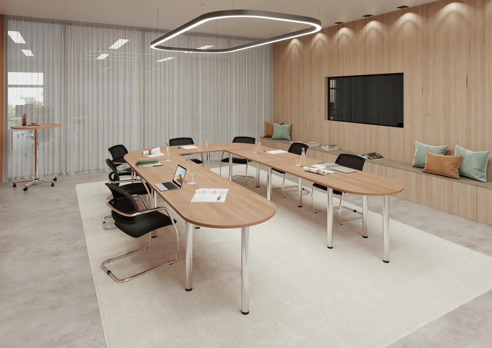 Konferenzraum mit U-förmigem Tisch und moderner Beleuchtung